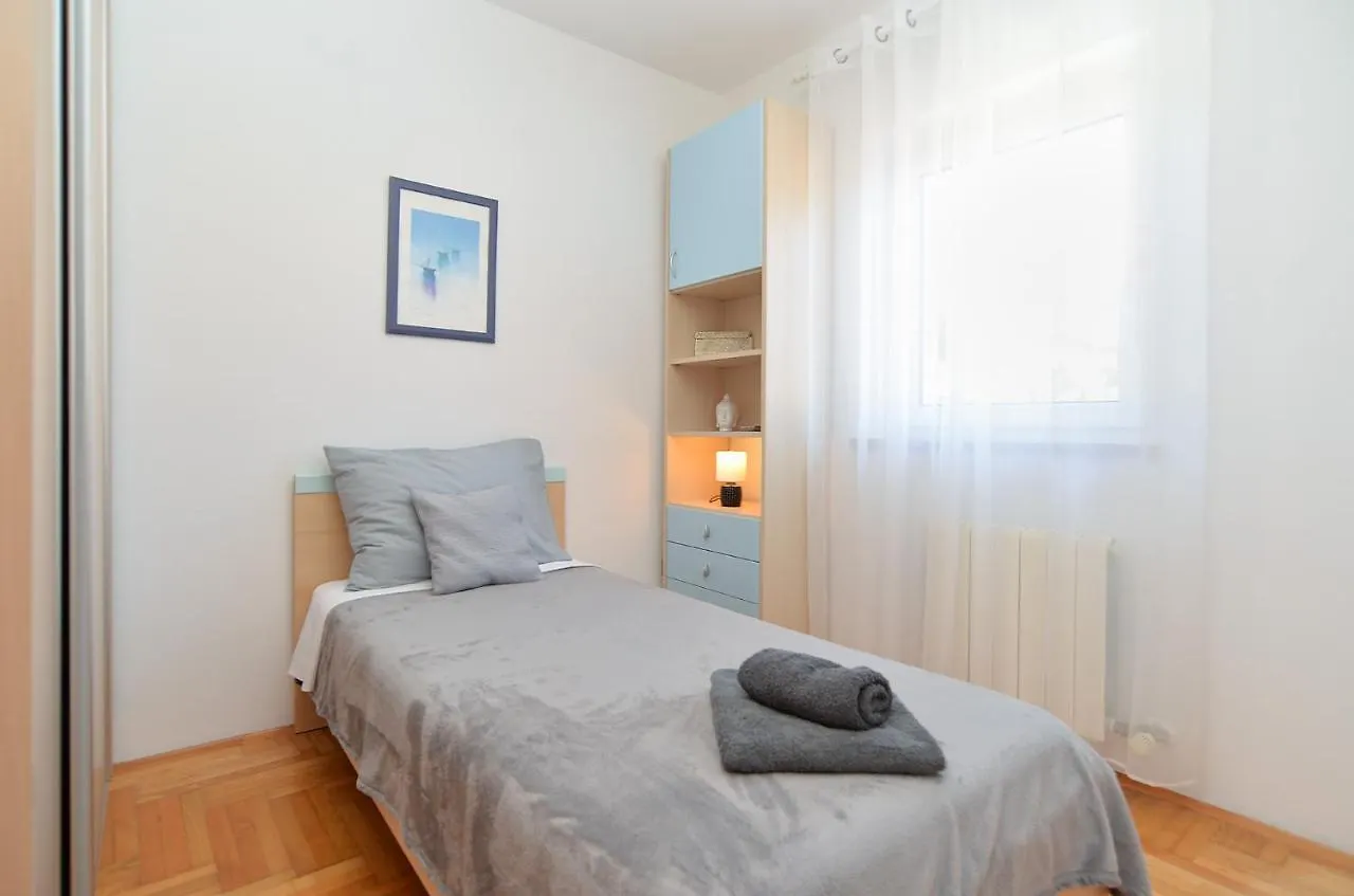 Apartments Emil 596 Stinjan Croatia