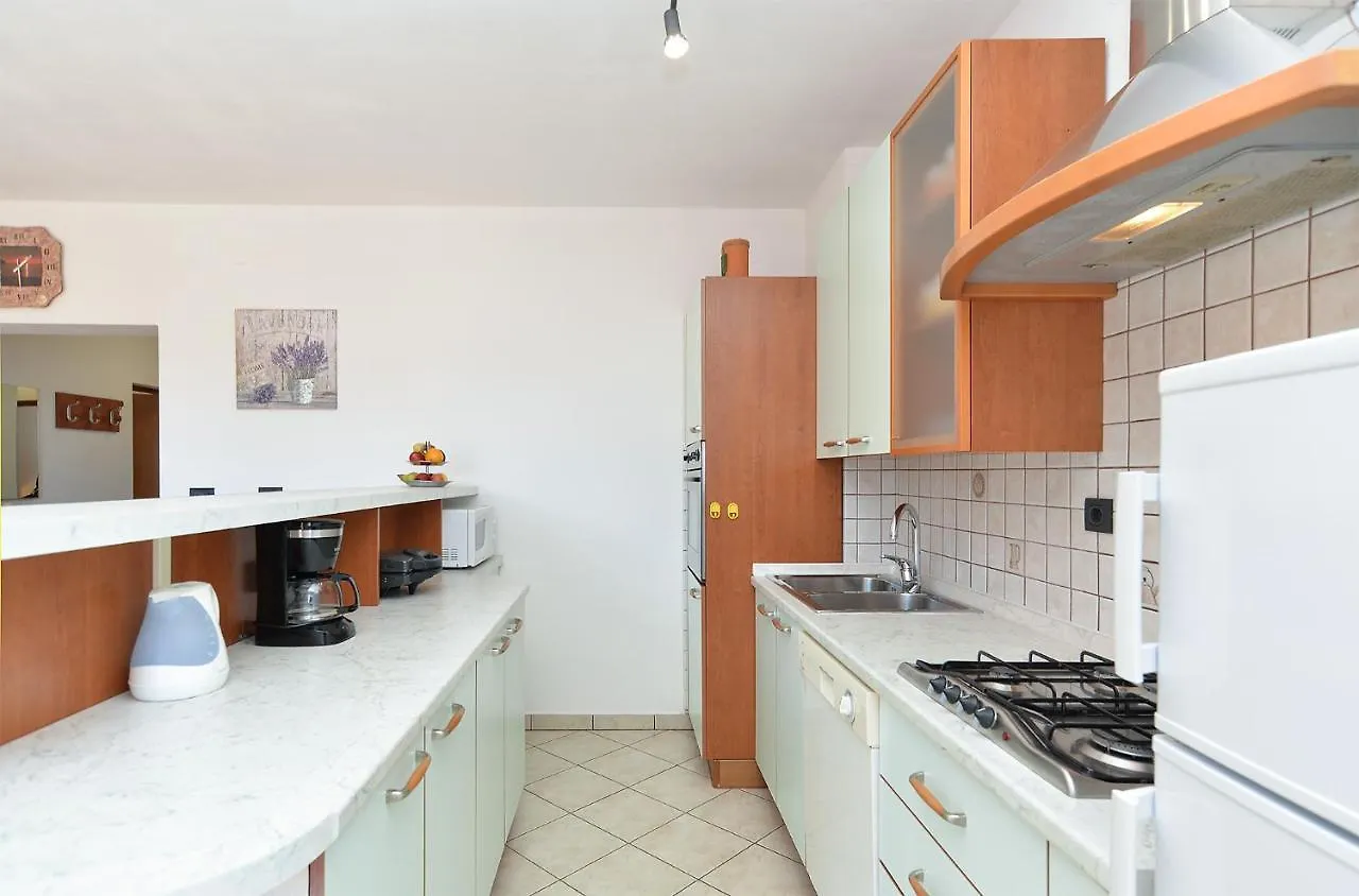 Apartments Emil 596 Stinjan Croatia
